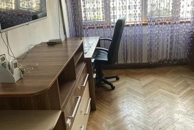 Apartament cu 3 camere decomandat în Tei