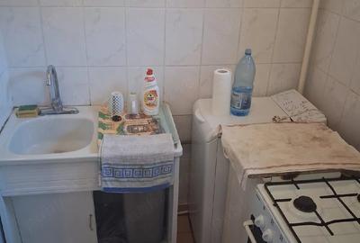 Garsonieră decomandată în Titan