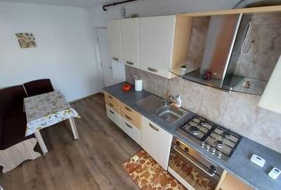 Apartament cu 3 camere semidecomandat, mobilat în Tomis Nord