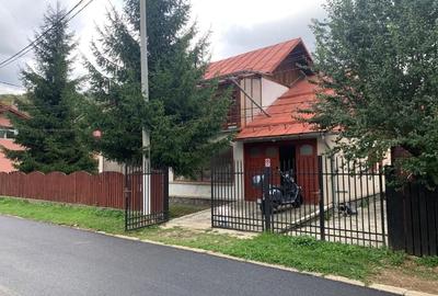 Casă individuală cu 6 camere cu Teren 446.73999023438 Mp în Bușteni