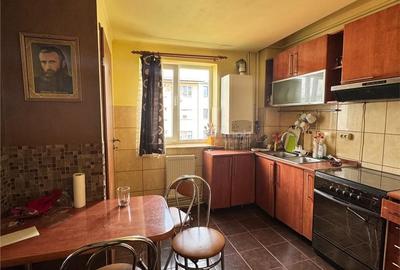 Apartament cu 4 camere decomandat în Central