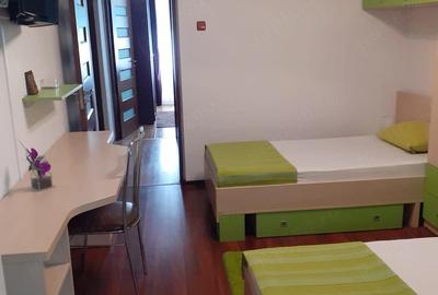 Apartament cu 3 camere semidecomandat în Apărătorii Patriei