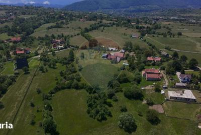 Teren de 4600 mp, în Bran