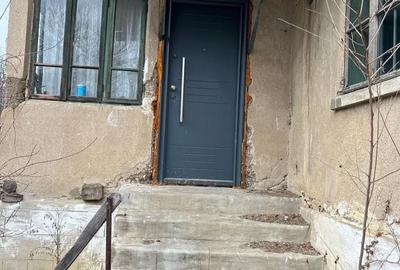 Casă cu 2 camere decomandat în Carpen