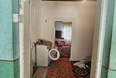 Casă cu 3 camere în Sărățeni
