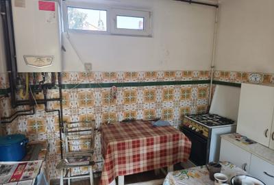 Casă cu 4 camere cu Canalizare în Central - 2