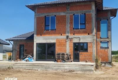Casă cu 4 camere cu Teren 190 Mp în Domnești