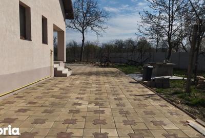 Casă cu 4 camere cu Teren 300 Mp în Central - 2