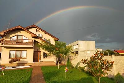 Casă individuală cu 6 camere cu Canalizare în Malu Mare