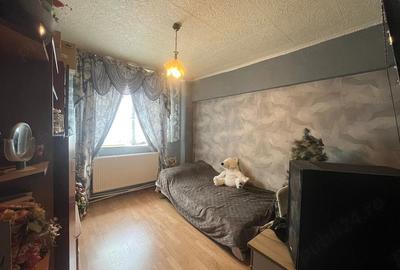 Apartament cu 4 camere decomandat în Confecții