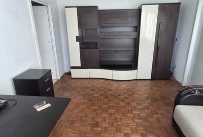 Apartament cu 3 camere semidecomandat în Policlinica - 1
