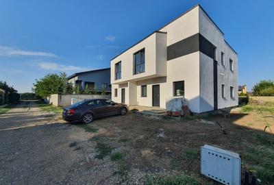 Casă cu 4 camere cu Canalizare în Tamași - 1