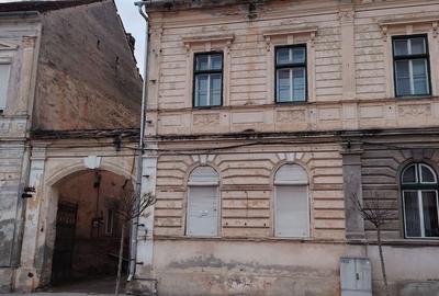Apartament cu 4 camere în Central - 1