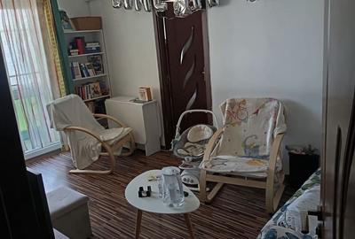Apartament cu 3 camere semidecomandat în Craiovița Nouă
