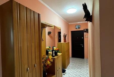 Apartament cu 2 camere decomandat, mobilat în Central