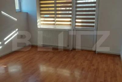 Apartament cu 4 camere semidecomandat în 9 Mai - 1
