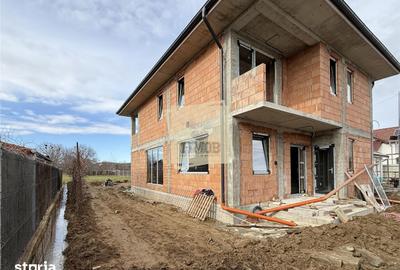 Casă cu 5 camere cu Teren 478 Mp în Cristian