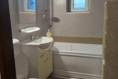Apartament cu 3 camere decomandat în Exterior Vest