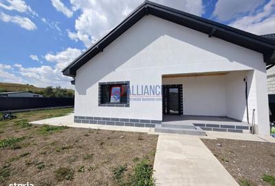 Casă cu 3 camere decomandat în Valu lui Traian