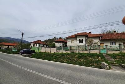 Casă cu 6 camere cu Teren 7000 Mp în Central
