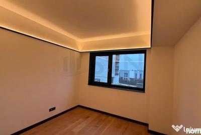 Apartament cu 4 camere semidecomandat în Central