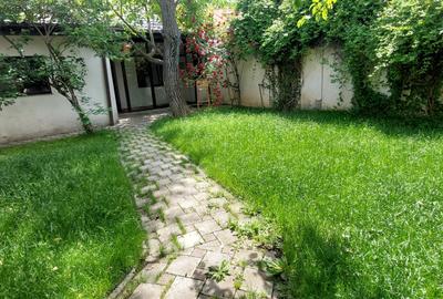 Casă individuală cu 3 camere cu Canalizare în Central - 1