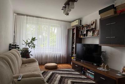 Apartament cu 3 camere decomandat în Titan