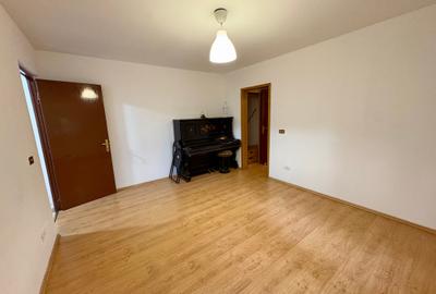 Apartament cu 3 camere semidecomandat în P-ța Reșița