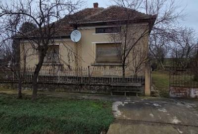 Casă individuală cu 3 camere cu Canalizare în Oar
