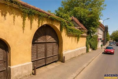 Casă cu 2 camere cu Teren 185 Mp în Centrul Istoric