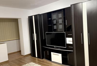 Apartament cu 2 camere decomandat, mobilat în Est