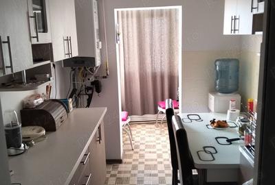 Apartament cu 3 camere în Costești