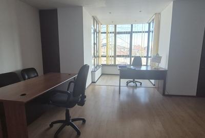 Birou, de 25 mp, în Central