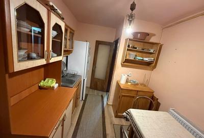 Apartament cu 3 camere decomandat în Petros