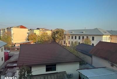 Apartament cu 3 camere semidecomandat în Micro 5