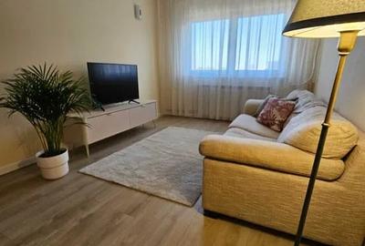 Apartament cu 3 camere semidecomandat, mobilat în P-ța Victoriei