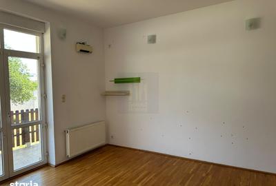 Casă cu 10 camere cu Teren 1775 Mp în Nord