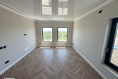 Casă cu 4 camere în Breazu