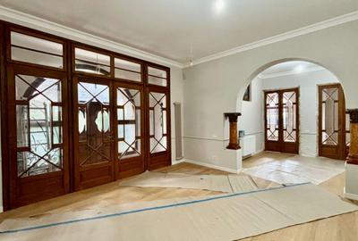 Apartament cu 4 camere în Romană