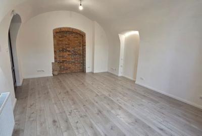 Spațiu comercial, de 74 mp, în Central - 7