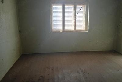 Casă cu 4 camere cu Teren 1500 Mp în Central