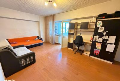 Apartament cu 3 camere decomandat în Nicolina