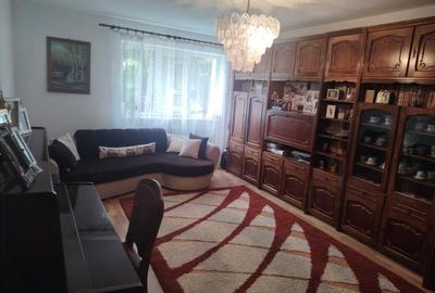 Apartament cu 3 camere semidecomandat în Central - 1