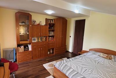 Casă cu 4 camere cu Teren 1670 Mp în Central