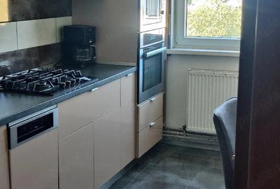 Apartament cu 4 camere semidecomandat în Confecții