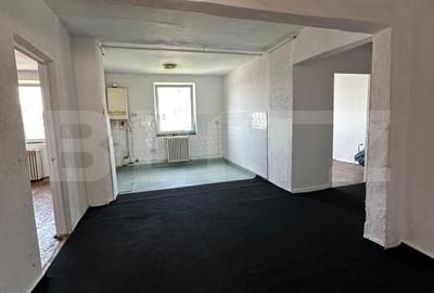 Apartament cu 4 camere decomandat în Independenței