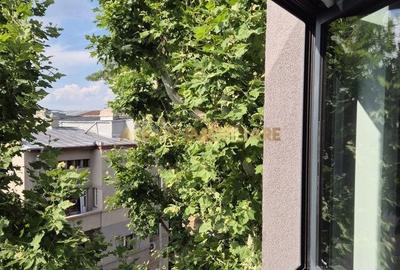 Casă cu 8 camere cu Teren 100 Mp în Tineretului