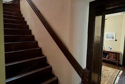 Casă cu 7 camere cu Teren 600 Mp în Central