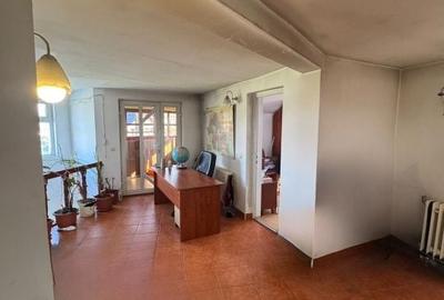 Casă cu 4 camere cu Teren 1400 Mp în Central