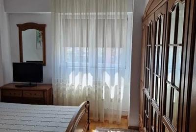 Apartament cu 3 camere semidecomandat în Moșilor